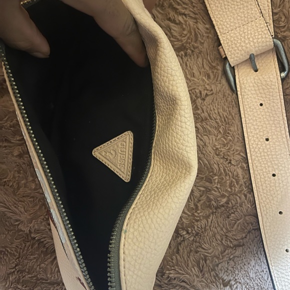 Guess sling bag - Picture 2 of 3